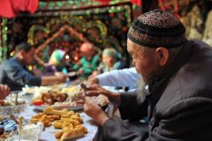 Обычай казахов «Табақ тарту»