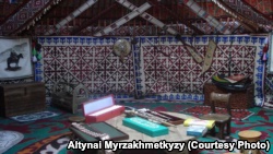 Праздничное внутреннее убранство юрты.